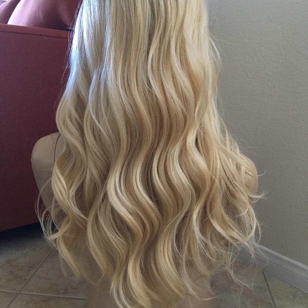 Blonde wig 26 inch long wavy layered ombré - Picture 7 of 8